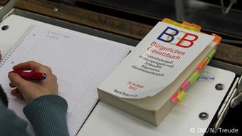 Jura-Studentin Kerstin Hammes mit dem Bürgerlichen Gesetzbuch in der Bibliothek (Foto: DW/Nina Treude)
