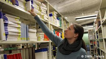 Jura-Studentin Kerstin Hammes sucht in der Universitätsbibliothek in Köln nach einem Buch (Foto: DW/Nina Treude)