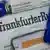 Halteklammern der "Frankfurter Allgemeinen" (FAZ) halten an einem Zeitungsständer eine Ausgabe der "Frankfurter Rundschau" (FR). (Foto: Boris Roessler dpa)