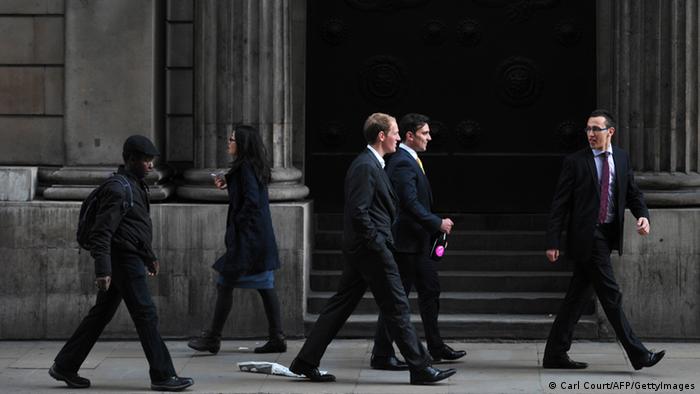Männer in Anzügen vor dem Gebäude der Bank of England im Londoner Finanzdistrikt (Foto: afp)