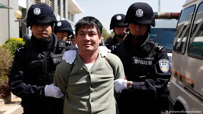 KUNMING, March 1, 2013 (Xinhua) -- Myanmar drug lord Naw Kham (C) and three of his accomplices, all of whom were convicted of murdering 13 Chinese sailors on the Mekong River in 2011, are taken to the execution field where they will receive lethal injection in Kunming, capital of southwest China's Yunnan Province, March 1, 2013. (Xinhua/Wang Shen) (lmm) XINHUA /LANDOV Keine Weitergabe an Drittverwerter.