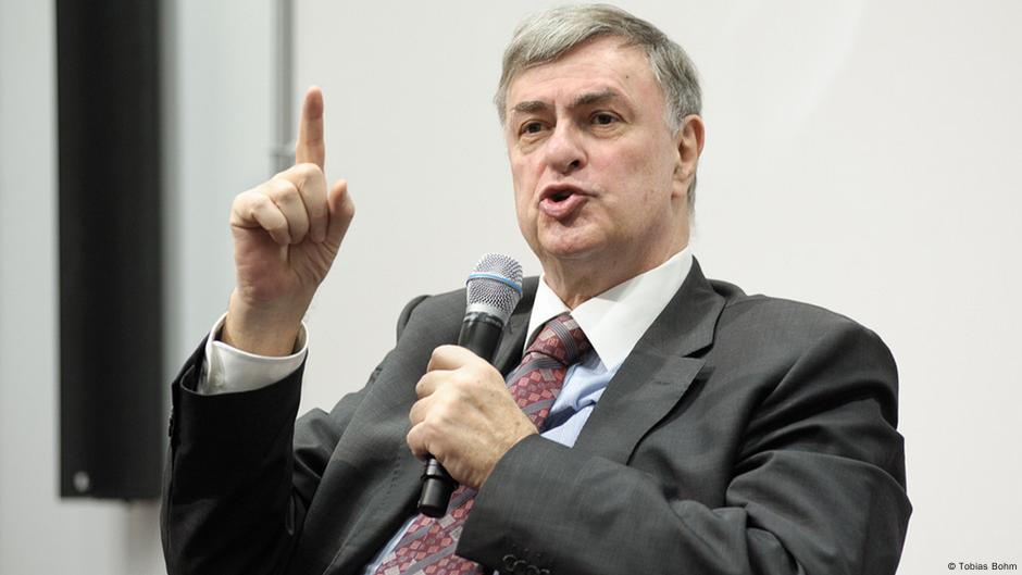 Goran Milić je bio je direktor informativnog programa AJB u periodu neposredno pre i nakon početka emitovanja 2011. Imao je ključnu ulogu u formiranju uređivačke politike i regrutaciji kadra.