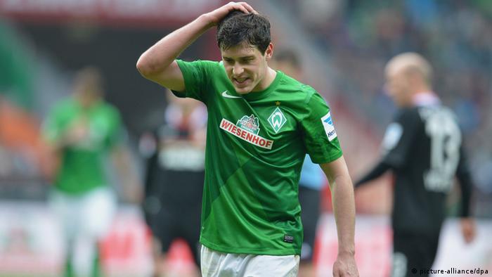 Werder Bremens Zlatko Junuzovic mit Wiesenhof-Werbung auf dem Trikot kratzt sich am Kopf (Foto: dpa)
