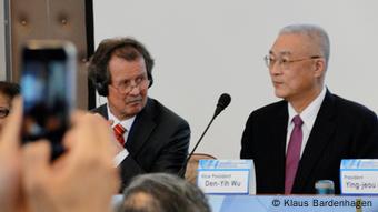 Professor Manfred Nowak und Taiwans Vizepräsident Wu Den-Yih Copyright: Klaus Bardenhagen