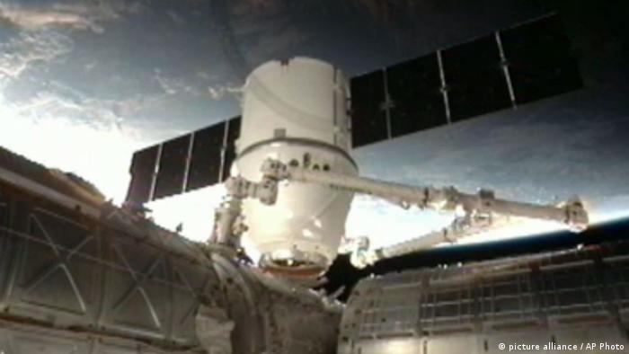 Der Raumtransporter Dragon - angedockt an die Internationale Raumstation ISS (Foto: picture alliance / AP Photo)
