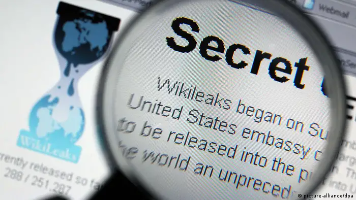 ARCHIV - ILLUSTRATION - Durch eine Lupe ist am 30.11.2010 auf der Internet-Seite von Wilileaks das Wort «Secret» zu sehen. Wikileaks wurde im Jahr 2006 als Enthüllungsplattform von digitalen Politaktivisten aus Europa, Australien und den USA gegründet. Welche Rolle der Australier Assange dabei gespielt hat, ist nicht zweifelsfrei bekannt, weil aus den Reihen von Wikileaks widersprüchliche Angaben dazu vorliegen. Foto: Oliver Berg dpa +++(c) dpa - Bildfunk+++