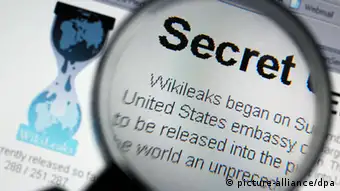 ARCHIV - ILLUSTRATION - Durch eine Lupe ist am 30.11.2010 auf der Internet-Seite von Wilileaks das Wort «Secret» zu sehen. Wikileaks wurde im Jahr 2006 als Enthüllungsplattform von digitalen Politaktivisten aus Europa, Australien und den USA gegründet. Welche Rolle der Australier Assange dabei gespielt hat, ist nicht zweifelsfrei bekannt, weil aus den Reihen von Wikileaks widersprüchliche Angaben dazu vorliegen. Foto: Oliver Berg dpa +++(c) dpa - Bildfunk+++