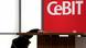 Ein Arbeiter baut einen Messestand auf der weltgrößten Computermesse CeBIT in der Messe Hannover (Foto: Julian Stratenschulte/dpa) Ein Arbeiter baut einen Messestand auf der weltgrößten Computermesse CeBIT in der Messe Hannover (Foto: Julian Stratenschulte/dpa)
