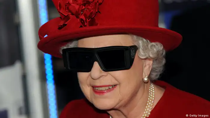 Queen mit rotem Hut und 3D-Brille, Foto: Getty Images