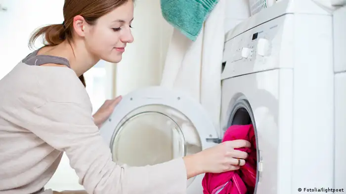 Symbolbild Hausarbeit Haushalt Wäsche waschen Waschmaschine 