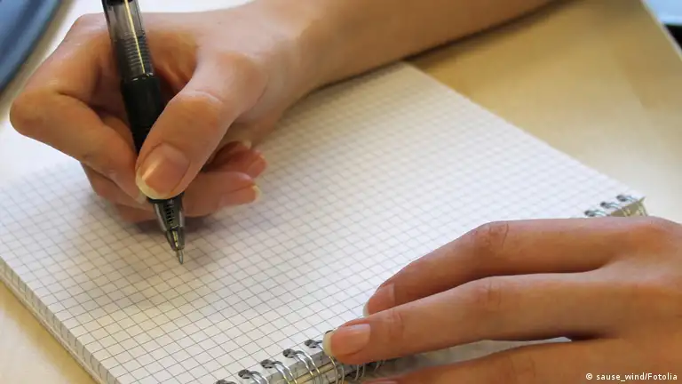 Gozallik gif jinsiy porno buzuq Tik turgan holda siyish video