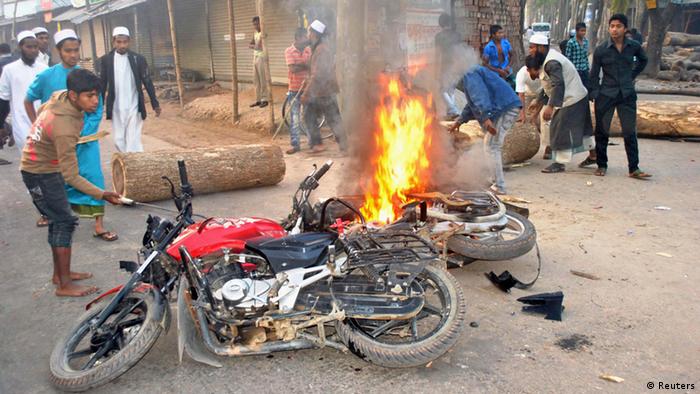 Activists of Bangladesh Jamaat-e-Islami vandalize motorcycles and set for to those during a two-day long strike in Barisal March 4, 2013. Three compartments of a train, which runs between Dhaka and Noakhali, stationed at Kamalapur was set on fire on the second day of Bangladesh Jamaat-e-Islam�s country wide two-day strike. Bangladesh Railways Minister Mazibul Hoque accused Bangladesh Jamaat-Shibir activists for the attack, after visiting the site, local media reported. REUTERS/Stringer (BANGLADESH - Tags: CIVIL UNREST CRIME LAW)