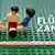 Themenbild Kolumne Flügelzange, Fußball-Spielszene mit Legomännchen nachgestellt (DW-Grafik: Peter Steinmetz)