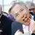 Правящий бургомистр Берлина Клаус Воверайт ест колбаску карривурст во время празднования 125-летия бульвара Курфюрстендамм