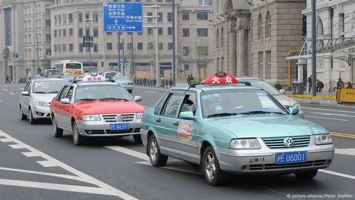 VW Santana Taxis fahren in Shanghai (China) durch die Straßen, aufgenommen am 19.04.2010. Foto: Peter Steffen dpa