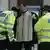 Policët kontrollojnë një pasagjer në stacionin e trenit në Londër