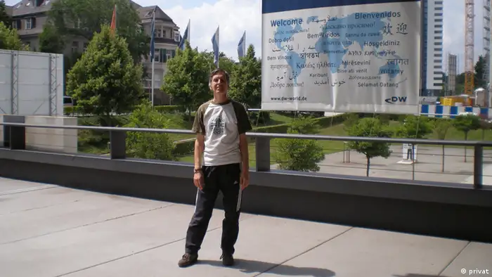 Hugo war bereits zwei Mal in Bonn und besuchte die DW. Hier steht er vor dem Eingang des DW Gebäudes.