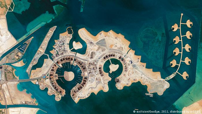 In Katar entstehen neue Luxusimmobilien, mit eigenem Hafen, deren Inseln aussehen, als wären sie auf eine Perlenkette aufgefädelt (Foto: eoVision/DigitalGlobe)