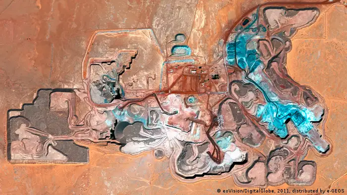 Human Footprint – Ein außergewöhnlicher Bildband dokumentiert die menschlichen Aktivitäten auf der Erde mittels bestechend schöner Satellitenaufnahmen. Nahe der für die Minenarbeiter angelegten Wüstenstadt Arlit wird unter schwierigen Bedingungen Uran für die Energiegewinnung in Kernkraftwerken gefördert.