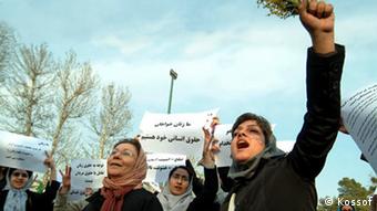 Protestierende Frauen im Iran (Foto: DW)