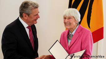 Bundespräsident Joachim Gauck verleiht der Hamburgerin Gudrun Halbrock das Bundesverdienstkreuz (Foto: dpa)