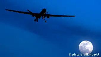 ARCHIV - HANDOUT - Eine Drohne von Typ MQ-1 Predator der der US Air Force an einem nicht näher bezeichneten Ort (undatiertes Handout der US Air Force). In Westafrika will das US-Militär einen Stützpunkt für Militärdrohnen errichten. Damit will die Armee neue Kenntnisse über Al-Kaida in der Region gewinnen. Nur leise regt sich Kritik an der neuen Allzweckwaffe der Armee. EPA/LT. COL. LESLIE PRATT - HANDOUT EDITORIAL USE ONLY/NO SALES (zu dpa USA wollen nun auch in Westafrika mit Drohnen kämpfen vom 29.01.2013) +++(c) dpa - Bildfunk+++