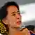 ARCHIV -Die birmanische Friedensnobelpeisträgerin und Führerin der Oppositionspartei NLD, Aung San Suu Kyi, bei einer Ansprache in Rangun am 02.02.2013. Mit dem Ende der Militärherrschaft 2011 hat der demokratische Aufbruch begonnen. Jetzt muss die Lady im eigenen Hause aufräumen: Erstmals seit der Gründung vor 25 Jahren findet jetzt ein Parteitag statt (8.-10. März). Es werden mehr als 800 Parteimitglieder aus dem ganzen Land in Rangun erwartet. EPA/LYNN BO BO (Zu dpa-Korr.: «Erstmals Parteitag der NLD - Birmas Opposition braucht frischen Wind» vom 07.03.2013) +++(c) dpa - Bildfunk+++