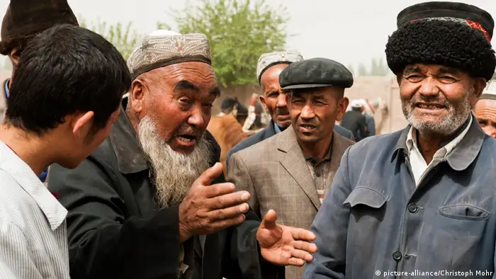 China Xinjiang; Uiguren Kashgar Sonntagsmarkt / Tiermarkt; es wird viel gehandelt