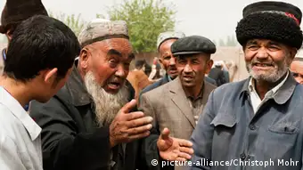 China Xinjiang; Uiguren Kashgar Sonntagsmarkt / Tiermarkt; es wird viel gehandelt