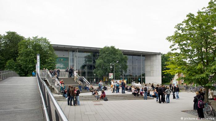 Das Hörsaalzentrum und die Mensa der Technischen Universität Dresden - Foto: Arno Burgi (dpa)