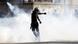 Polizist im Tränengasnebel in Kairo wirft einen Brandsatz zurück (foto: REUTERS) Polizist im Tränengasnebel in Kairo wirft einen Brandsatz zurück (foto: REUTERS)
