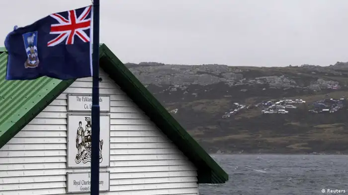 A Falkland Islands' flag waves as a Yes sign formed with cars is seen on a hill in Stanley, March 9, 2013. Voters in the remote British-ruled Falkland Islands hold a referendum on their future on Sunday that seeks to challenge Argentina's increasingly vocal sovereignty claim. REUTERS/Marcos Brindicci / Eingestellt von wa