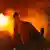 Lichterloh brennt ein Gebäude in Backnang (Foto: dpa)