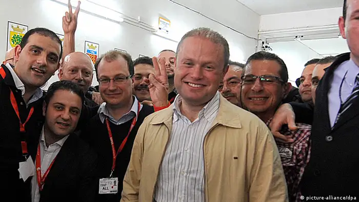 epa03617866 Dr. Joseph Muscat (C), Labour party leader and Prime Minister in waiting, and party President Stefan Zrinzo Azzopardi (4-L), after declaring victory in the Maltese general election, at a polling center in Naxxar, Malta, 10 March 2013. Malta went to the polls on 09 March to elect a new government for 2013. EPA/LINO ARRIGO AZZOPARDI +++(c) dpa - Bildfunk+++