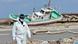 Ein Polizist in Schutzkleidung vor einem havarierten Schiff in Fukushima. (Foto: AFP PHOTO / YOSHIKAZU TSUNO/Getty Images) Ein Polizist in Schutzkleidung vor einem havarierten Schiff in Fukushima. (Foto: AFP PHOTO / YOSHIKAZU TSUNO/Getty Images)