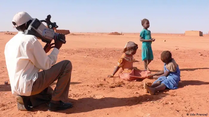 Video reporter in Africa (photo: Udo Prenzel).