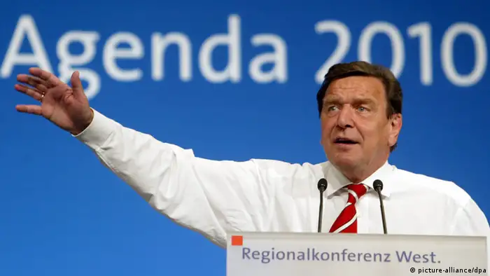 Gerhard Schröder présente l'Agenda 2010 lors d'une rencontre de son parti en avril 2003 à Bonn (Photo Bernd Thissen dpa/lnw)