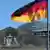ARCHIV - Die Fahne Deutschlands weht vor dem Reichstag in Berlin (Archivfoto vom 15.04.2004). Das Terrornetzwerk Al-Kaida und verbündete Gruppierungen planen nach einem «Spiegel»-Bericht möglicherweise einen Anschlag auf den Reichstag. Foto: Jens Kalaene dpa/lbn (zu dpa 4105 vom 20.11.2010) +++(c) dpa - Bildfunk+++