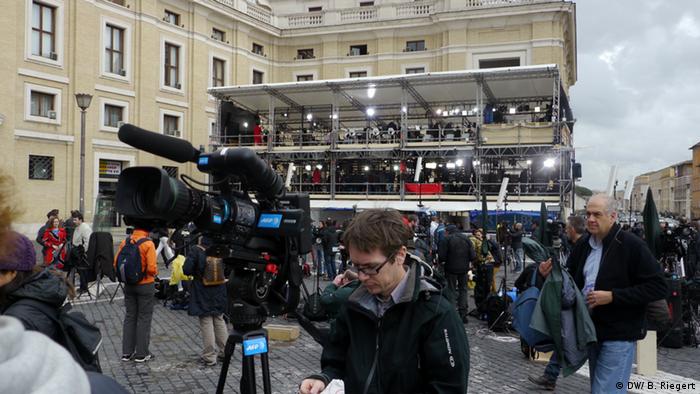 Gespanntes Warten auf dem Petersplatz | Kultur | DW | 13.03.2013