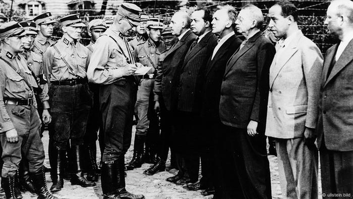1933: Inhaftierte SPD-Mitglieder beim Appell im Konzentrationslager Oranienburg für politische Häftlinge
