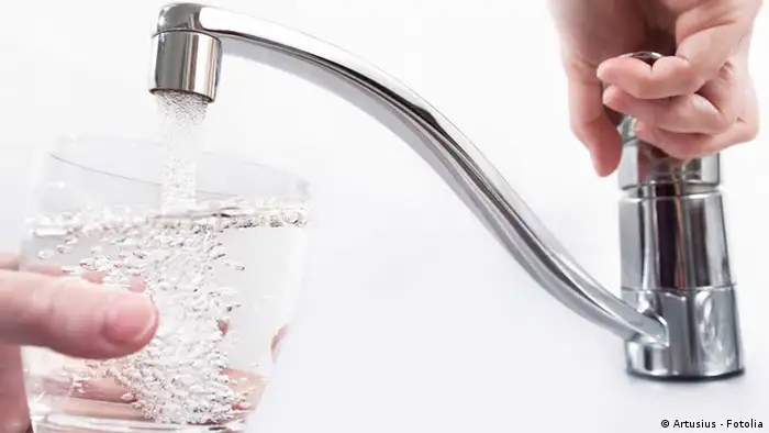 #47824979 - Wasserglas wird am Wasserhahn gefüllt © Artusius