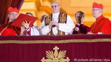 Kardinal Bergoglio (M) winkt am 13.03.2013 als neuer Papst Franziskus I. im Vatikan vom Balkon. Er ist als Nachfolger von Papst Benedikt XVI. gewählt worden. Foto: Michael Kappeler/dpa +++(c) dpa - Bildfunk+++
