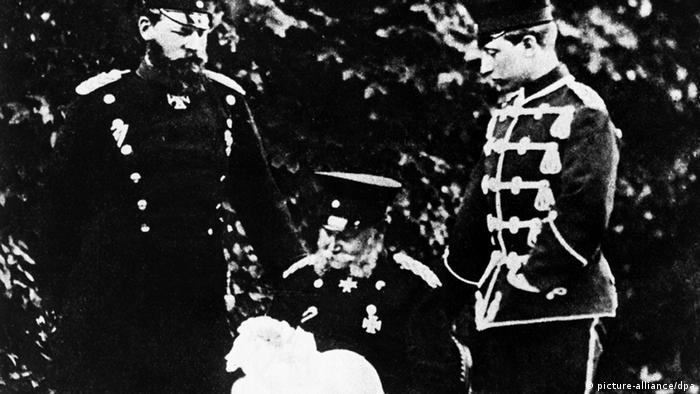 Kaiser Wilhelm I. (M, sitzend), der Kronzprinz und spätere Kaiser Friedrich III. (l), Prinz Wilhelm, der spätere Kaiser Wilhelm II. (r), und dessen Sohn Friedrich Wilhelm, der letzte deutsche Kronprinz ) c: picture-alliance/dpa