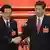 Präsident Xi Jinping (r.) und Hu Jintao schütteln sich die Hände (Foto: AFP)