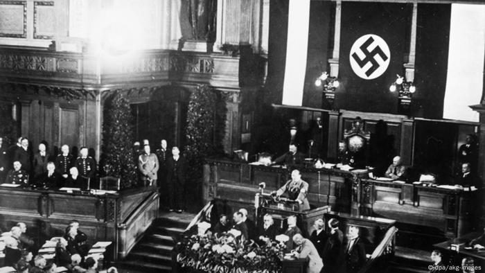 Ermächtigungsgesetz 1933 (dpa/akg-images)