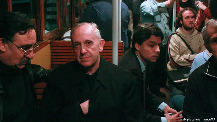 1998 wird Bergoglio im Alter von 62 Jahren zum Erzbischof von Buenos Aires ernannt. Der oberste Kirchenmann in der Millionenmetropole wird dafür bekannt, dass er gern mit der U-Bahn fährt, um vor allem mit ärmeren Menschen ins Gespräch zu kommen.