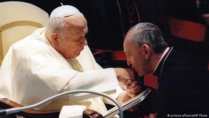 Papst Franziskus Bergolglio mit Papst Johannes Paul II