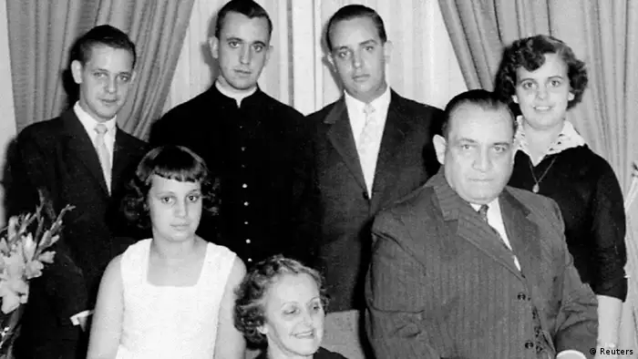Jorge Bergoglio (Zweiter von links) wird am 17. Dezember 1936 in der argentinischen Hauptstadt Buenos Aires als Ältestes von vier Geschwistern geboren. Mit 22 Jahren tritt der gelernte Chemietechniker dem Jesuitenorden bei und beginnt Theologie und Philosophie zu studieren.