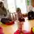 Kinder spielen in einem Kindergarten in Hanau mit ihrer Erzieherin (Foto: Reuters)