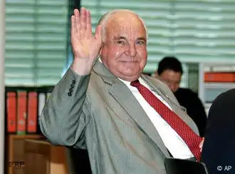 Altbundeskanzler Helmut Kohl winkt während des Korruptionsprozesses gegen Holger Pfahls, Augsburg